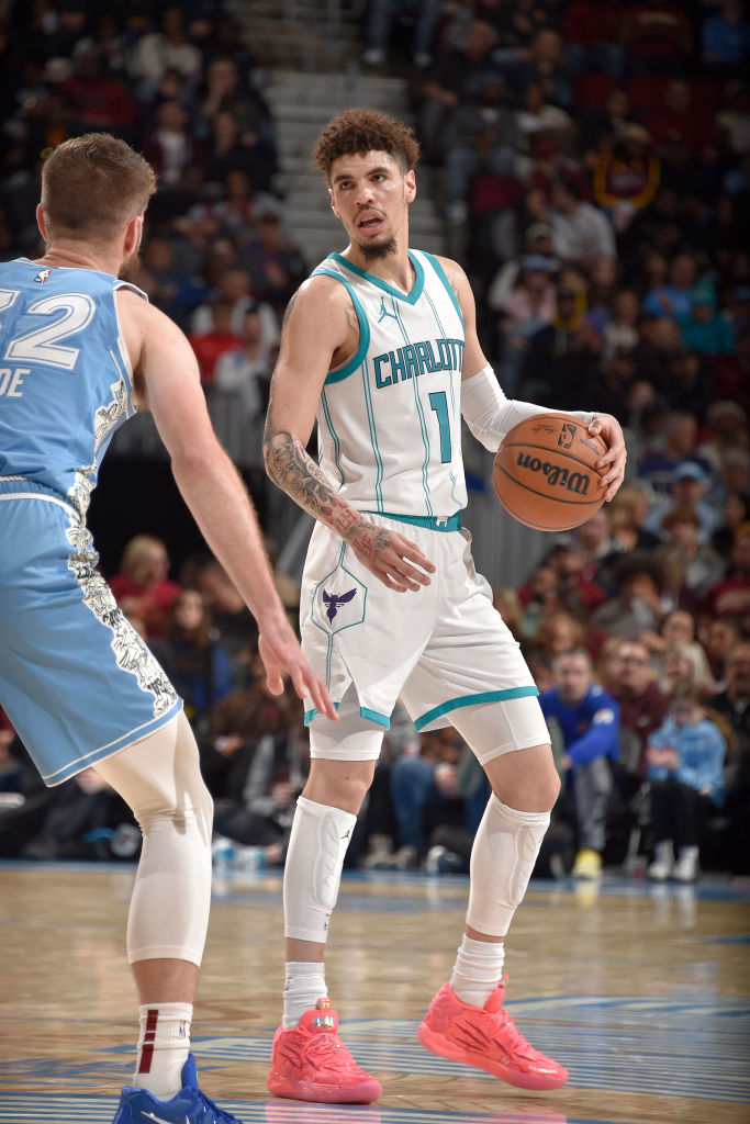 开云体育-黄蜂球队表现出色，一举击败强大对手的简单介绍