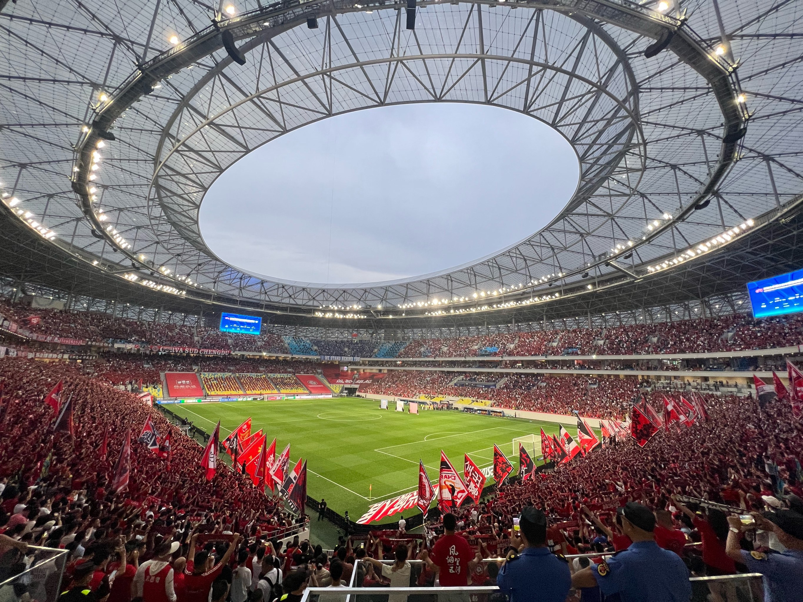 开云体育中国-足球赛场即将上演：球队准备充分迎接挑战