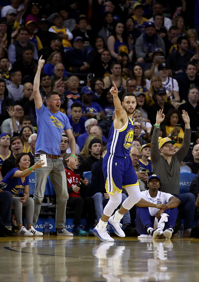 开云体育官网-凯尔特人碾压步行者，库里高光表现