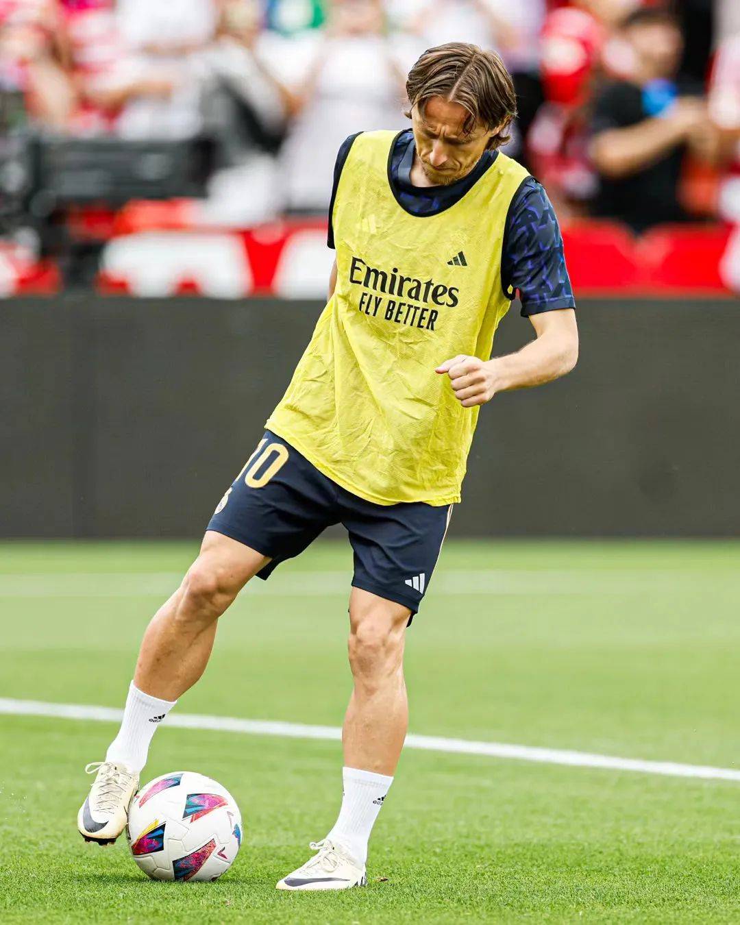 开云体育官网-格拉纳达客场不敌皇马，榜首位置受到挑战