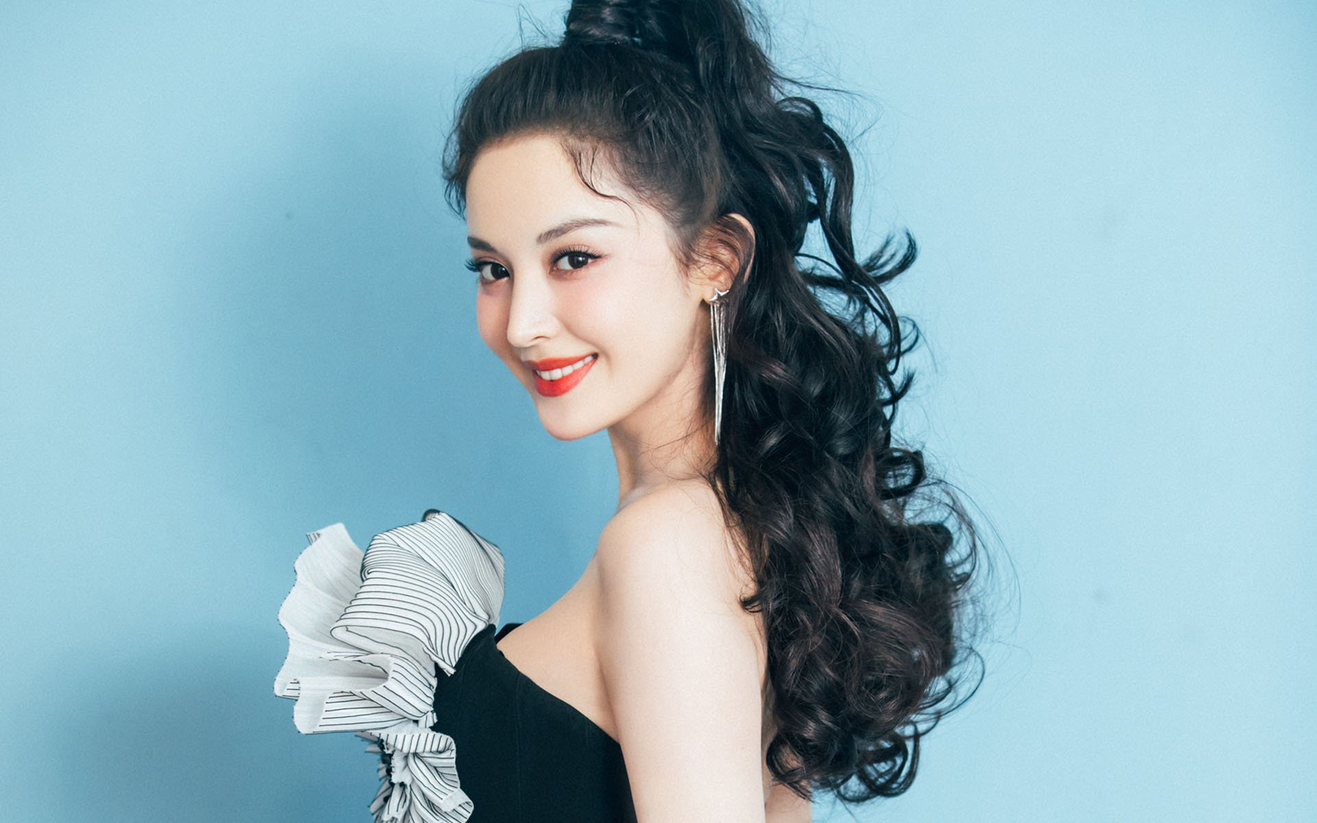 开云-三笘薰锁死对手，冰岛爆冷横扫曼城